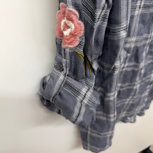 Harper Women's Plaid Embroidered‎ Embellished Floral Shirt Medium Boho NWT - Picture 5 of 6